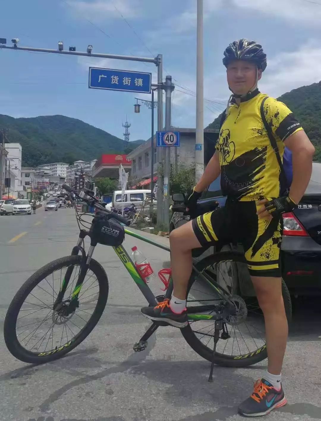 男生骑行千里赴北大报到，挑战自我，超越极限的壮丽旅程