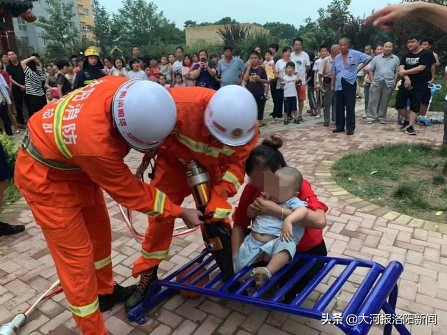                     伊滨区：健身器材“咬”住男孩腿，孩子疼的大哭！