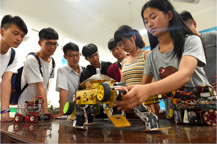 7月12日,来自台湾大学生走进安徽理工大学机器人社团进行互动交流.