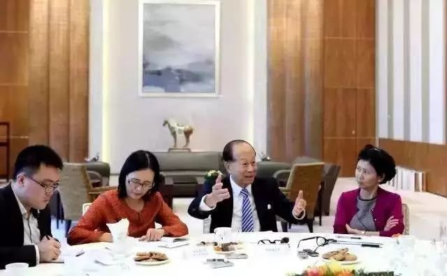 李嘉诚的家庭饭局曝光,一顿饭看出一个家庭的教养 九州科技娱乐app下载