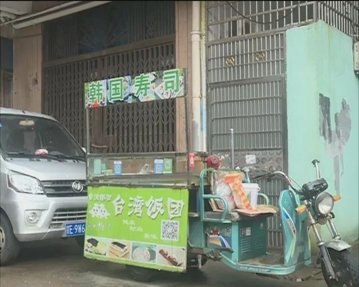 广丰城区部分夜宵摊点和早餐店占道经营,环境卫生较差