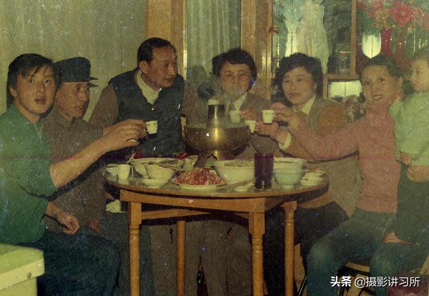 八十年富家餐桌—紫铜火锅涮肉 鸡鸭鱼肉不可少 奶油蛋糕也会有