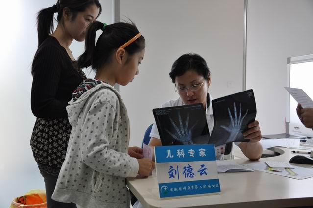                     12岁女孩长胡子，喉结突出！儿科医生：这3样东西，别让孩子碰