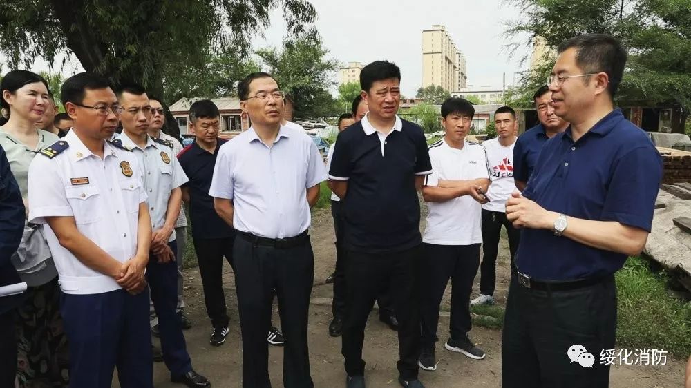 绥化市常务副市长李锡文带队检查九小场所消防安全工作