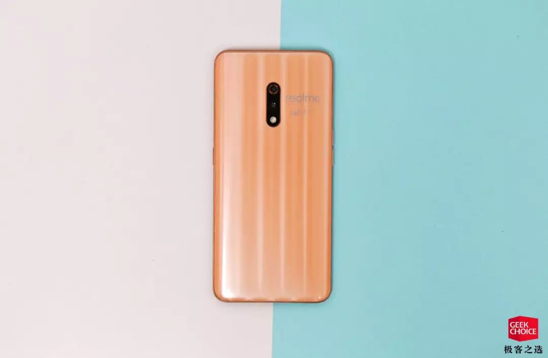 realme自带壁纸,realme官方壁纸 图赏丨深泽直人设计的 realme x 大师版来了,白蒜,洋葱两种配色可选