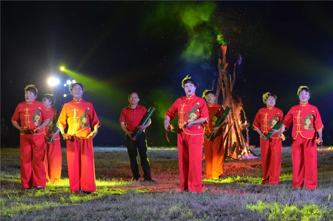 【头条】108名原生态歌手巅峰对决 张家界苏木绰六月六山歌擂台赛决出