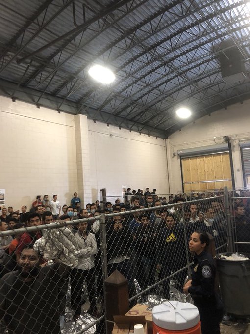 彭斯参观边境设施,近400人被关押在笼子内,还散发着可怕的恶臭 御匾会注册