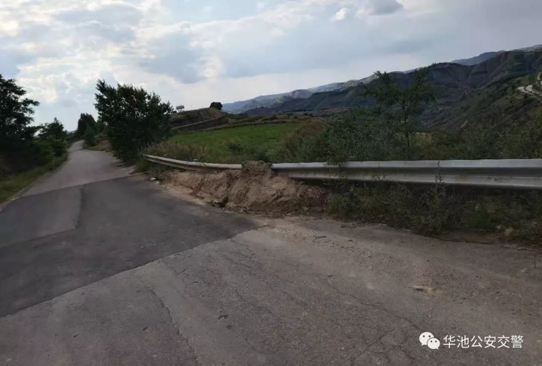 华池交警雨后开展道路交通安全隐患排查,这些路段请谨慎通行!