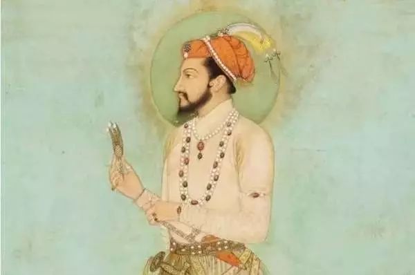 沙贾汗在匕首上,详细地记载了沙贾汗的姓名,职务,以及匕首的生产日期.