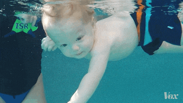 国外如此“婴儿游泳”，中国爷爷奶奶看了想打人！ 坚持婴儿游泳的好处 婴儿游泳有哪些好处 婴儿游泳注意事项 国外婴儿游泳方式