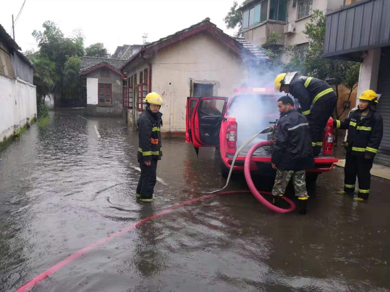 浙江多地短时暴雨 暴力梅来势凶猛 海宁11支消防队紧急排涝