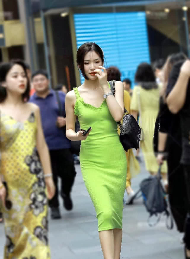 路人街拍:微胖小姐姐的"荧光绿"成为街头焦点,美得太惊艳了!