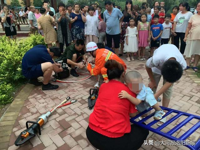                     伊滨区：健身器材“咬”住男孩腿，孩子疼的大哭！