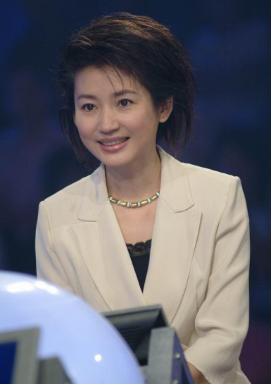 她是央视美女主持王小丫,当红时嫁入亿万豪门被抛弃,51岁似大妈 盈丰国际