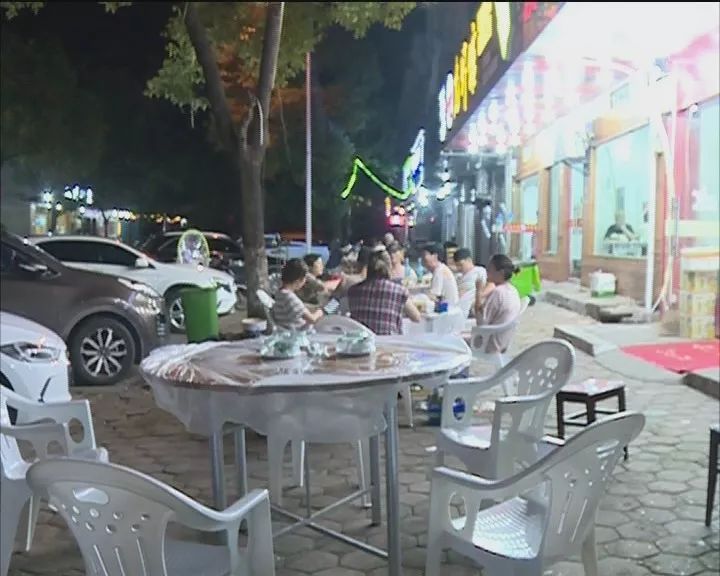 广丰城区部分夜宵摊点和早餐店占道经营,环境卫生较差