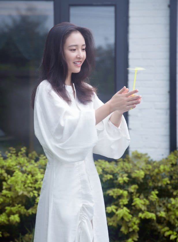 吴倩才是真的初恋脸,穿"学生装"美回16岁,我都看楞了!
