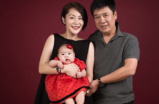 走红后嫁大20岁男星,42岁生女,继女仅小她12岁!_艾丽玛