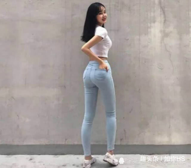 街拍:紧身牛仔裤美女,牛仔裤平添几分美感 亚洲城888