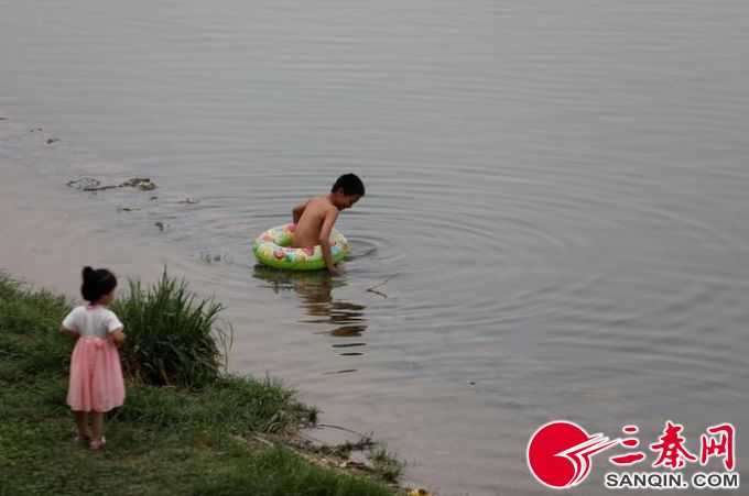 不少小孩在灞河边戏水 记者 李宗华 摄