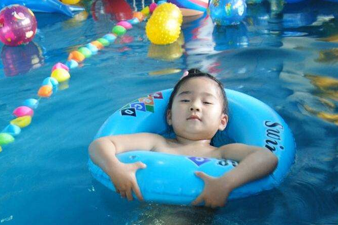 国外如此“婴儿游泳”，中国爷爷奶奶看了想打人！ 坚持婴儿游泳的好处 婴儿游泳有哪些好处 婴儿游泳注意事项 国外婴儿游泳方式