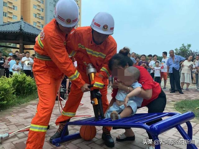                     伊滨区：健身器材“咬”住男孩腿，孩子疼的大哭！