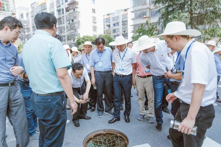 与会人员现场听取了江东街道办事处主任楼志军关于江东街道"零直排区"