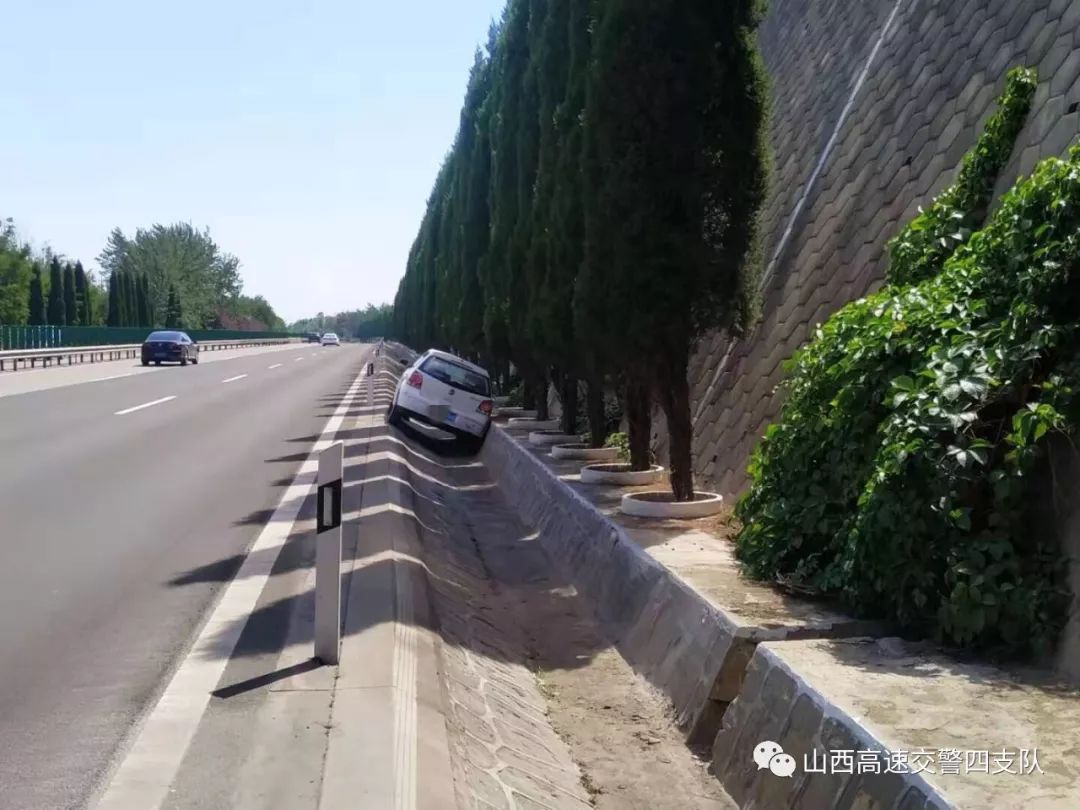 运三高速上一私家车冲进路边排水沟
