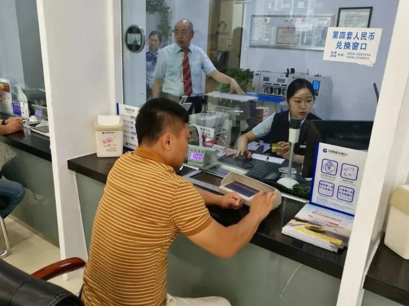 李先生多次到建行营业厅以及高速公路收费部门查询但是问题一直没有解决