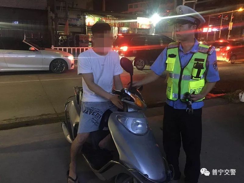 普宁交警昨夜大行动:千余人未戴头盔被查处!