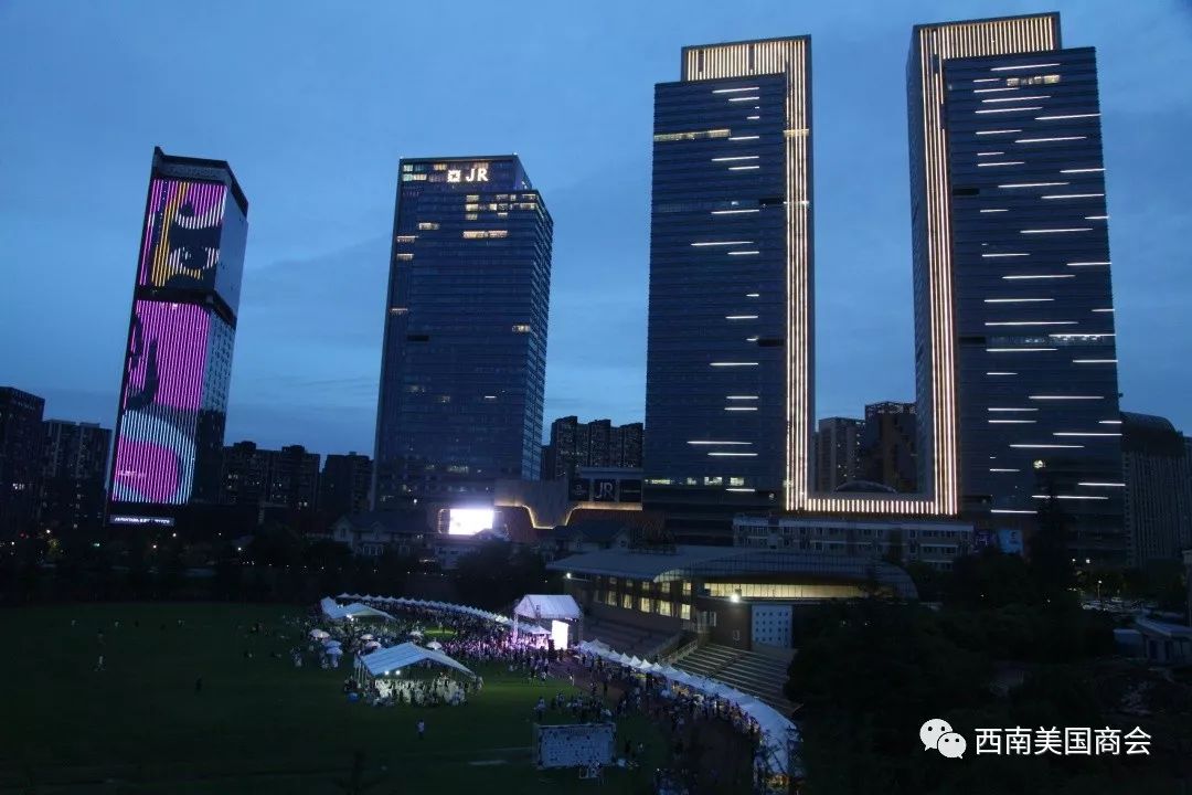 except for the plates, stages also presented a splendid view!