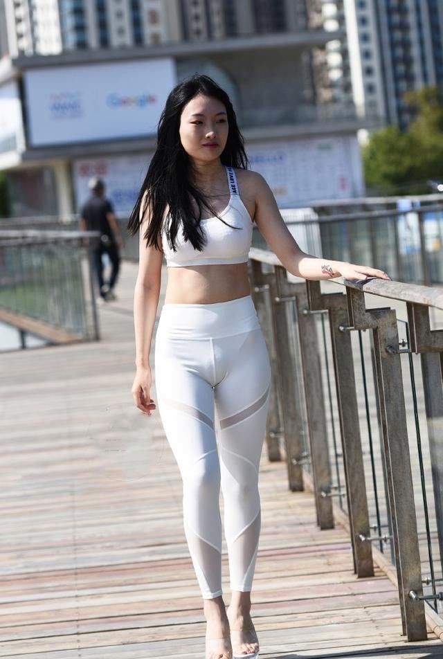 街拍:性感紧身打底裤小姐姐,大秀迷人的曲线,勾勒出圆润的曲线 兴发娱乐网网页版