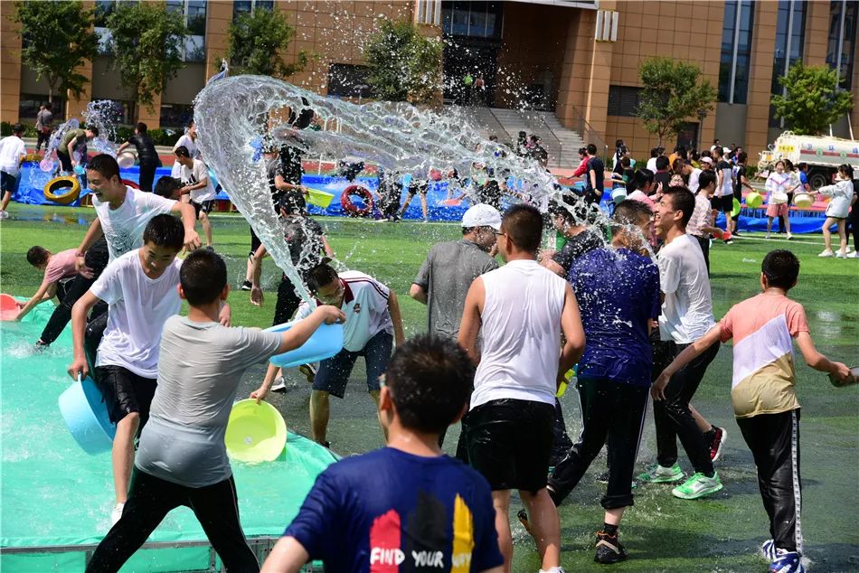 欢乐泼水节庆阳这所学校暑期前全校狂欢让学生如此报复老师