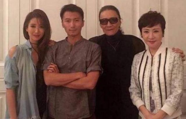 83岁谢贤终于摘下眼镜,一脸慈祥老态显露,网友直呼认不出 88必发手机网页版