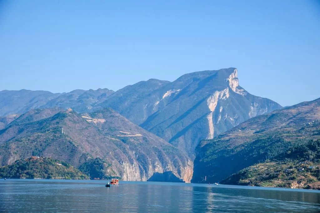 巫峡巫峡是长江三峡中最美的一段层峦叠嶂,江流曲折船行其间,宛如