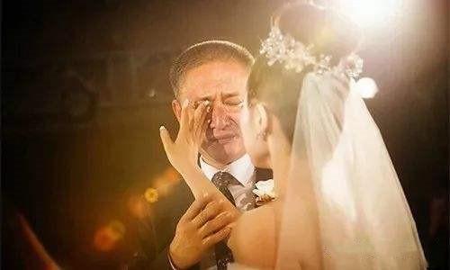 帅气爸爸参加女儿婚礼,被误认是新郎,网友:不,是