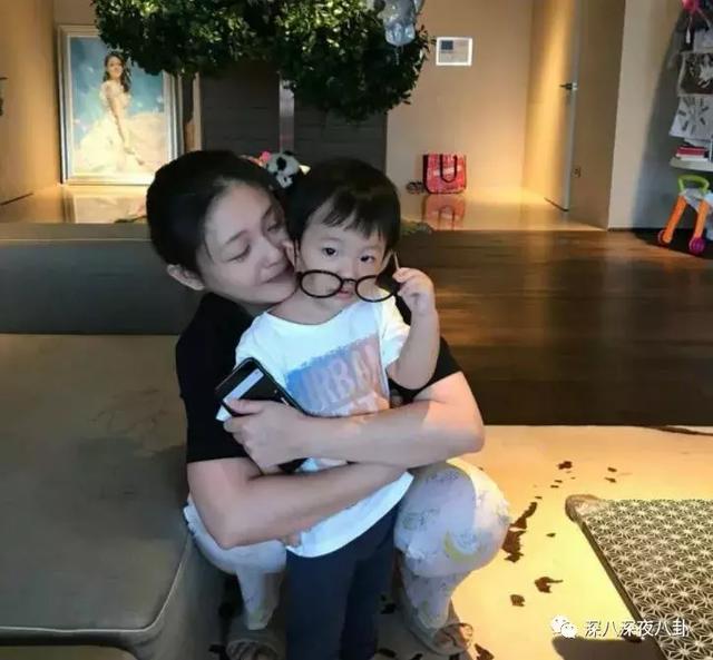生小儿子的时候已经40岁,属于高龄产妇了,生完孩子后甚至一度昏迷