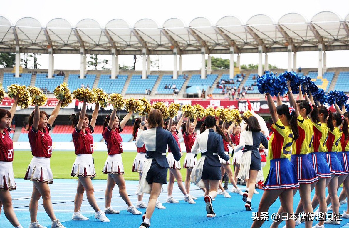 日本偶像团体ラストアイドル成员与早稻田大学啦啦队一起为运动员加油