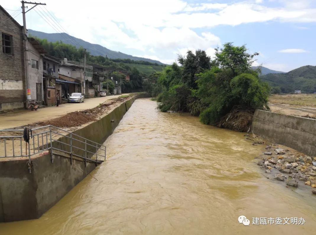 建瓯市徐墩镇村民见义勇为成功解救落水老人