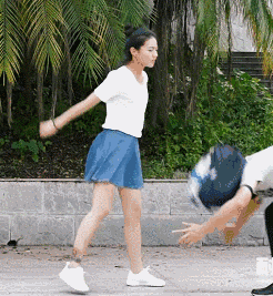 搞笑GIF图:野蛮女友招惹不得 ag真人登录