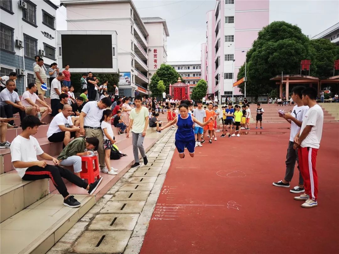 【组图】隆安三中高一招生现场——家长,学生"挤破"现场