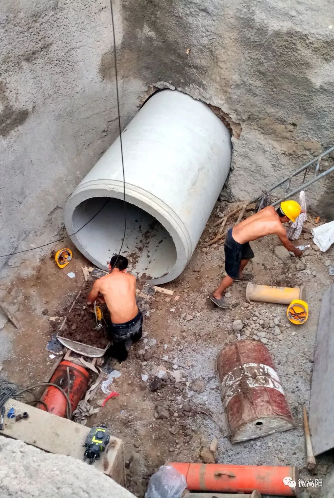 崔胜国 雨水排泄工程,工作者顶烈日,抗酷暑,抢时间,抓进度赤