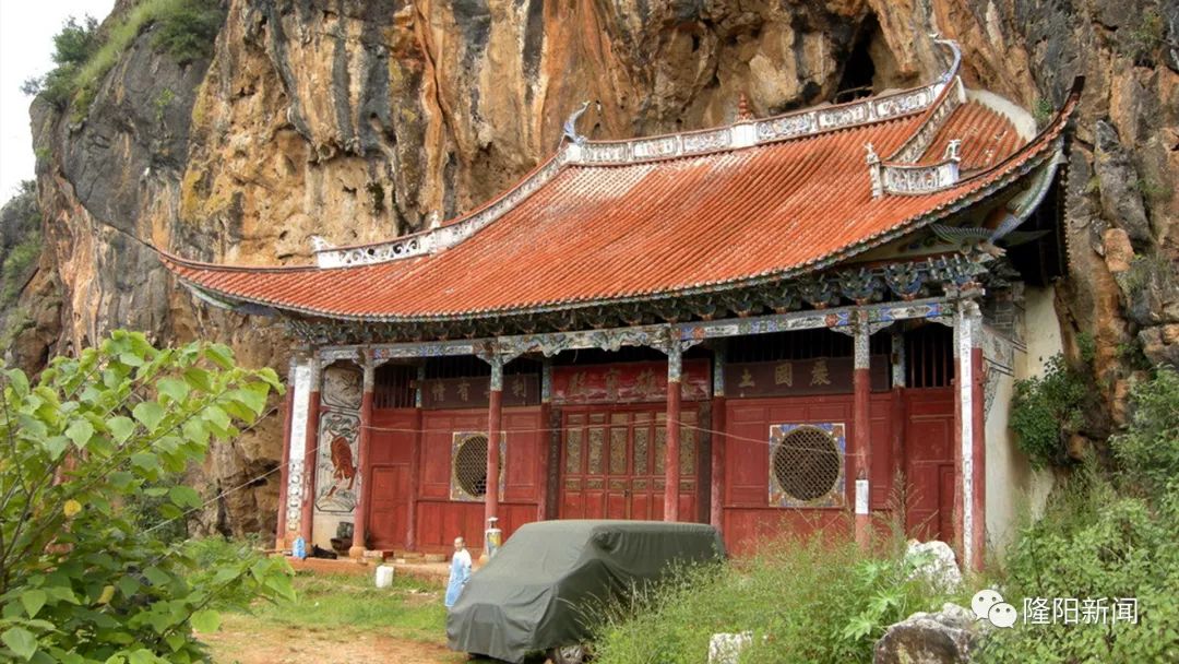 在哀牢寺,我看见一条长尾巴 从一个王国的背影里蹿出来 伸到保山学术