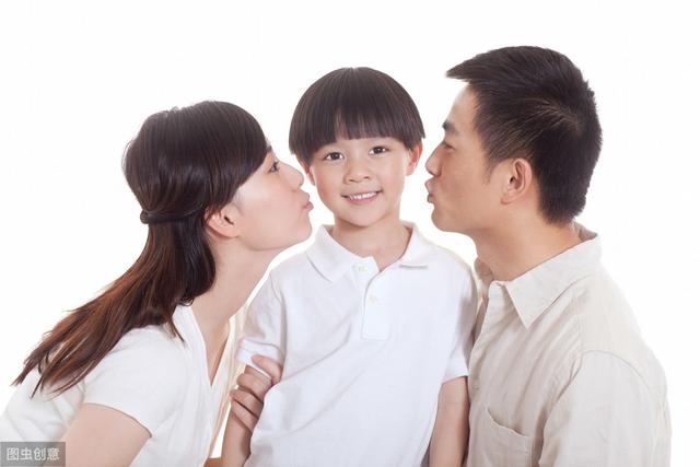                     为什么女儿像爸爸，男孩随妈妈？其实决定宝宝颜值的是这几点