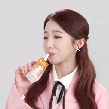 表情管理失控?孟美岐代言广告被批不敬业,一口奶得罪赞助商 日博平台