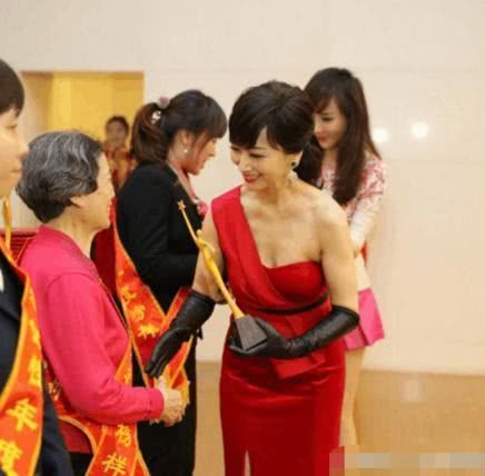 赵雅芝就参加了一个活动,当天现场挤满了观众,当身穿大红色抹胸礼服的