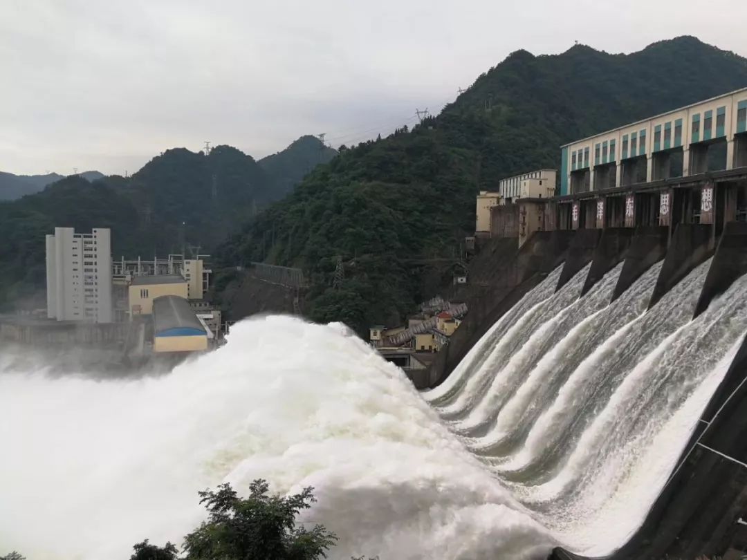 (柘溪水库开闸泄洪景象)