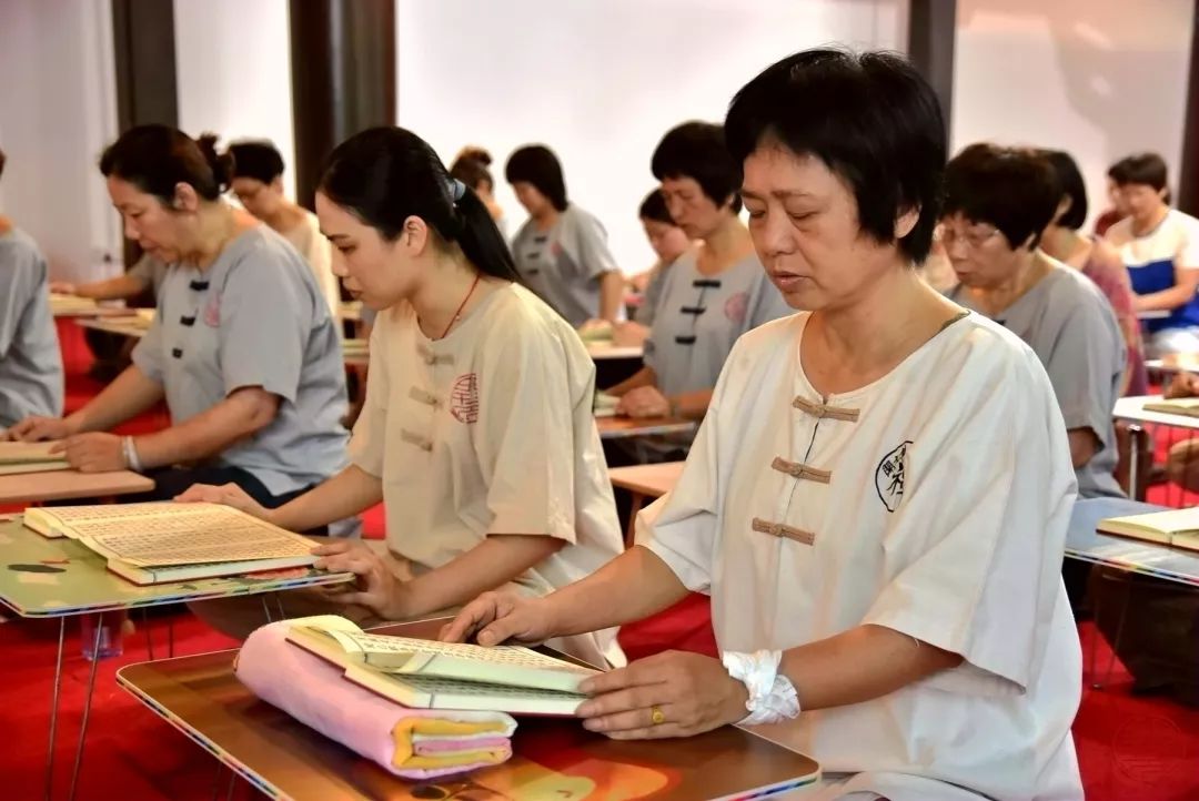 菩提智慧法师开示两天的寺院清修生活众善信居士放下一切外缘身入寺院