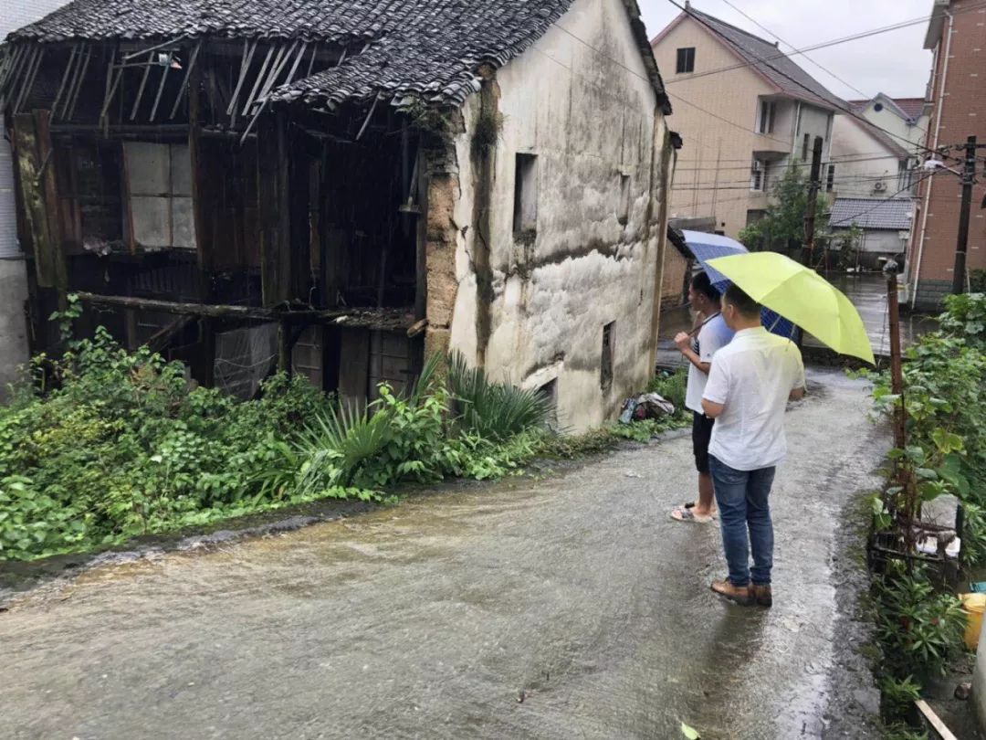 银湖街道全力以赴做好防汛抗洪工作_章国权