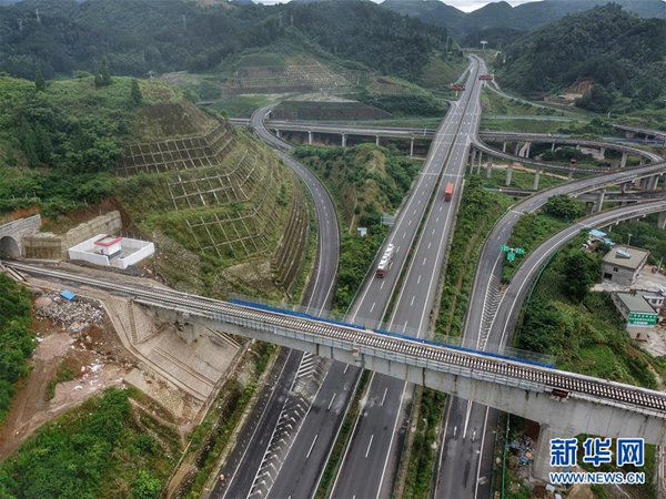 贵州首条自建自营铁路铺轨完成