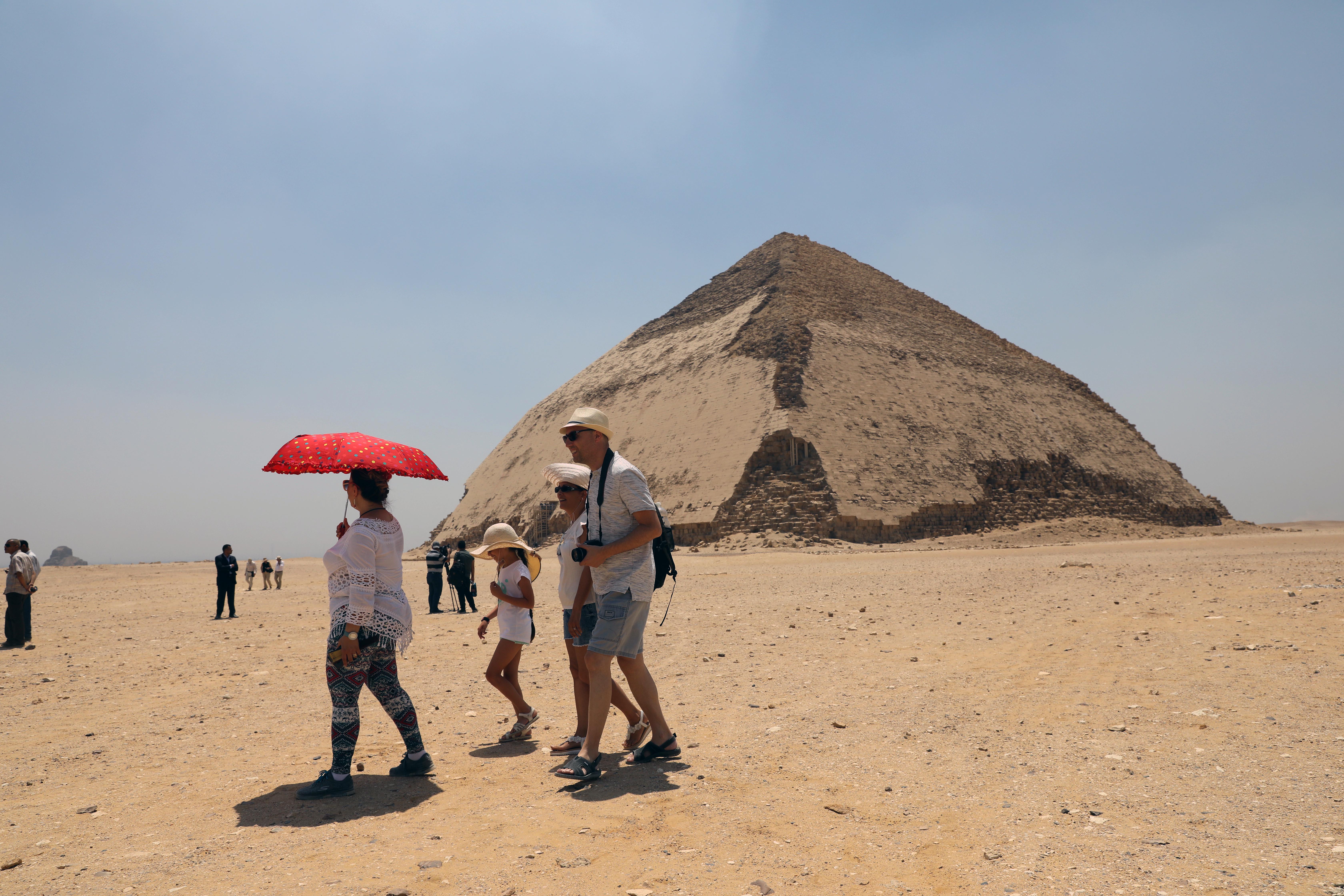 埃及4500年历史的弯曲金字塔内部墓室向游客开放-新旅界